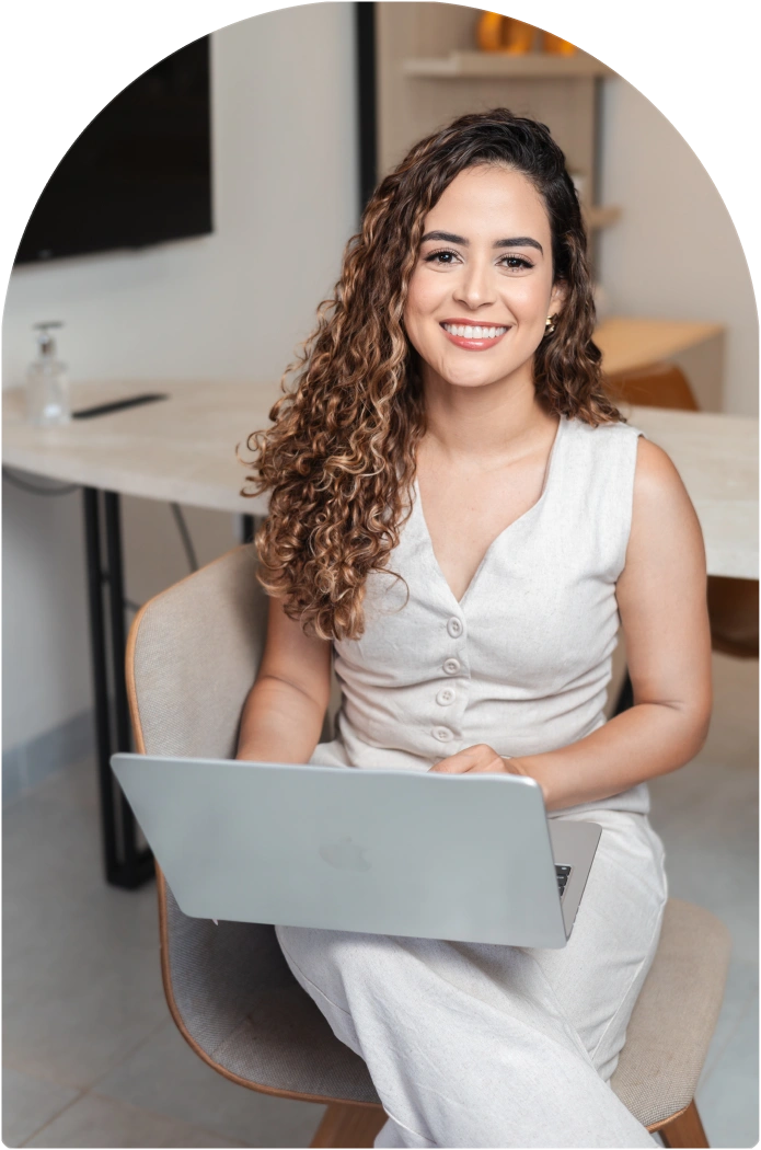 Raquel Leite sentada com notebook